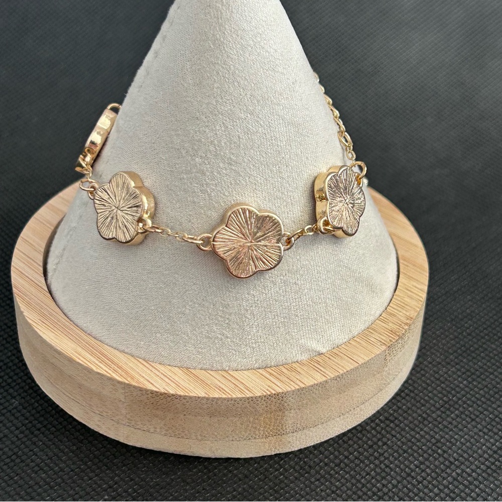 Clover Bracelet Mother of Pearl 5 Flower Size 7.5 - Picture 2 of 10